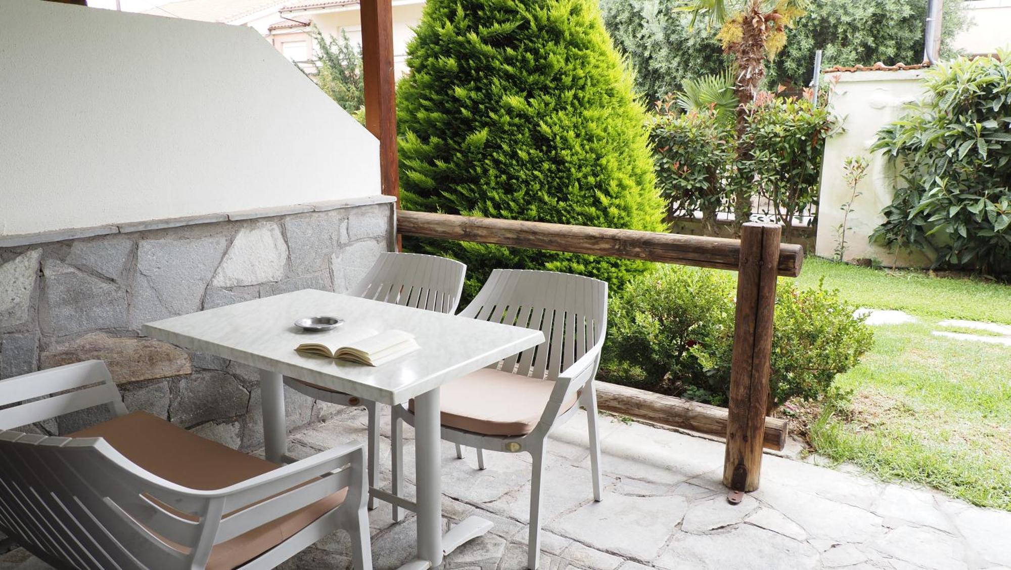 Leonidas Apartments And Suites Mola Kalyva Bagian luar foto