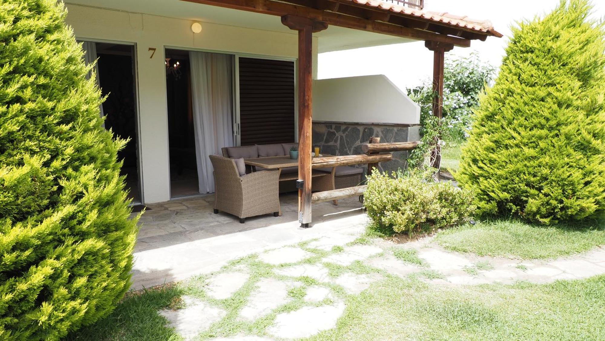 Leonidas Apartments And Suites Mola Kalyva Bagian luar foto