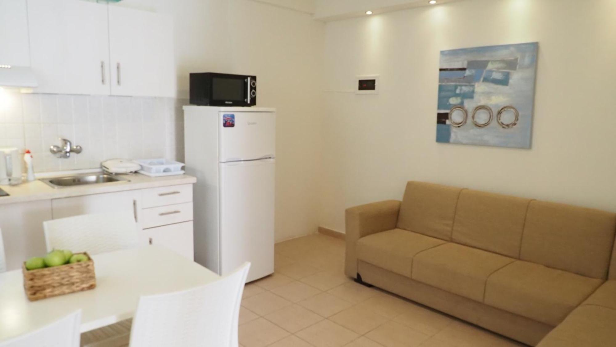 Leonidas Apartments And Suites Mola Kalyva Bagian luar foto