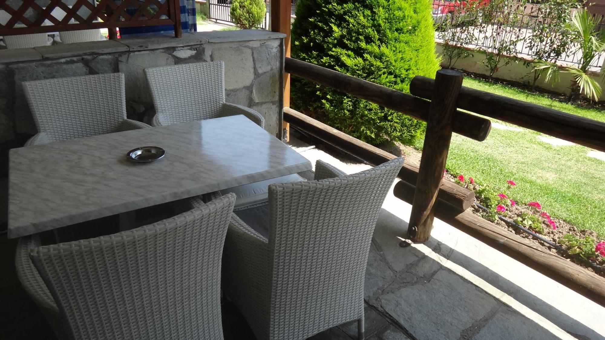 Leonidas Apartments And Suites Mola Kalyva Bagian luar foto