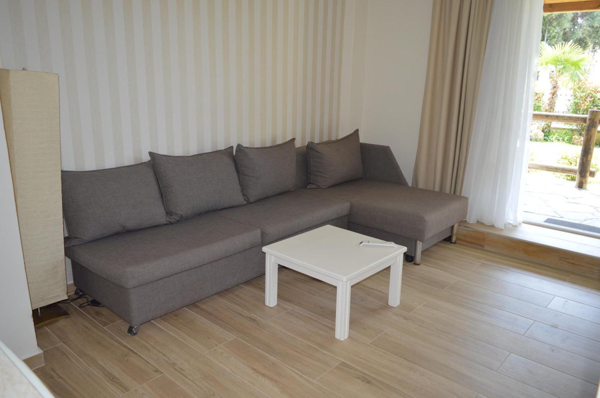 Leonidas Apartments And Suites Mola Kalyva Bagian luar foto