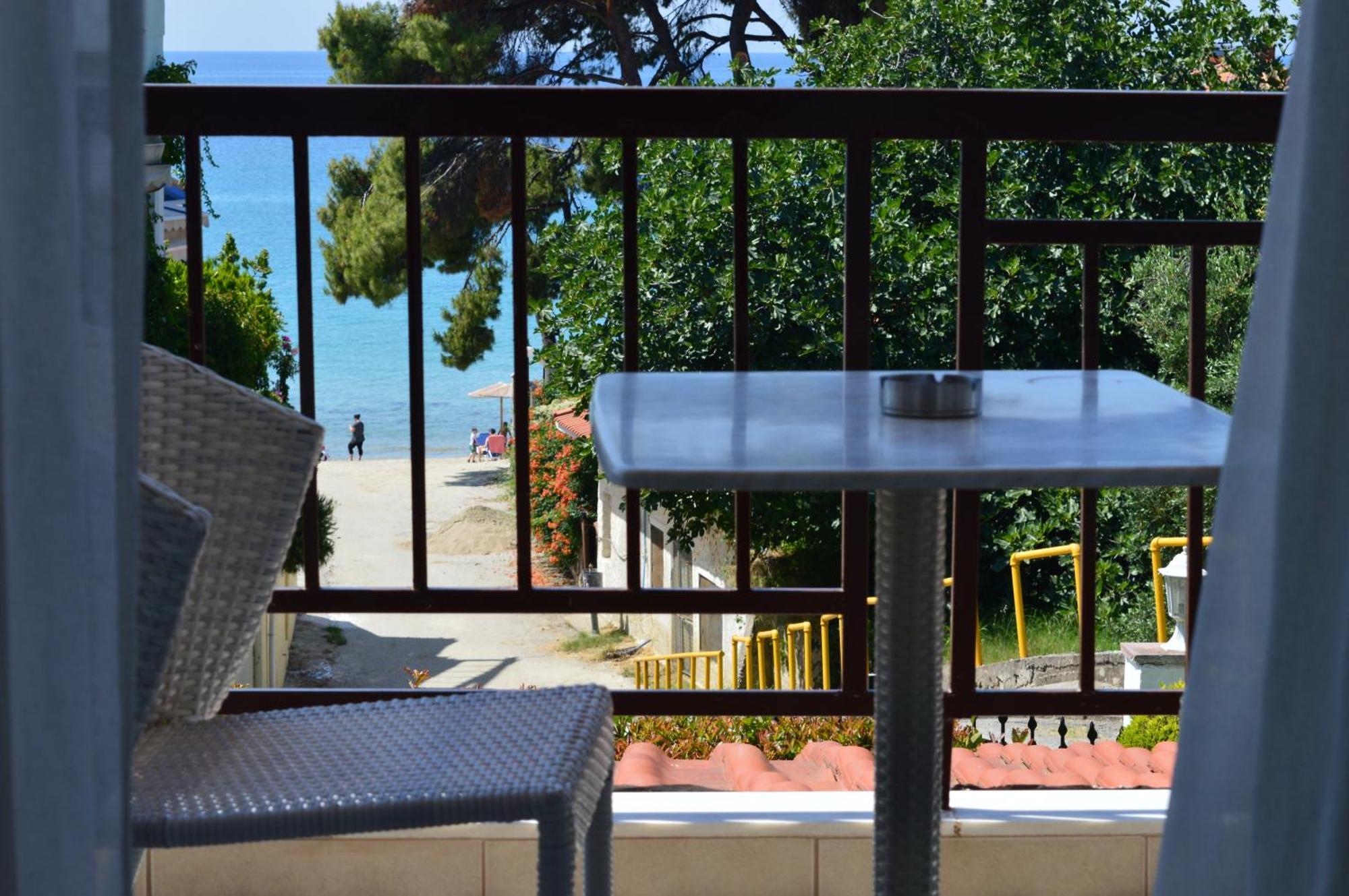 Leonidas Apartments And Suites Mola Kalyva Bagian luar foto